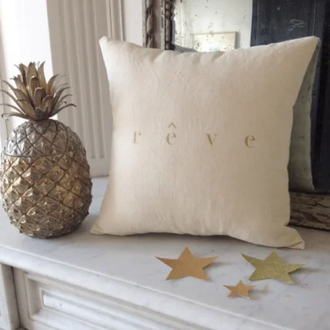 Coussin Écru en Lin Ancien avec Motif  Rêve Or 