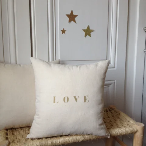 Coussin Écru en Lin Ancien avec Motif LOVE Or 