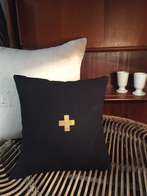 Coussin carbone en lin ancien avec motif + dorée