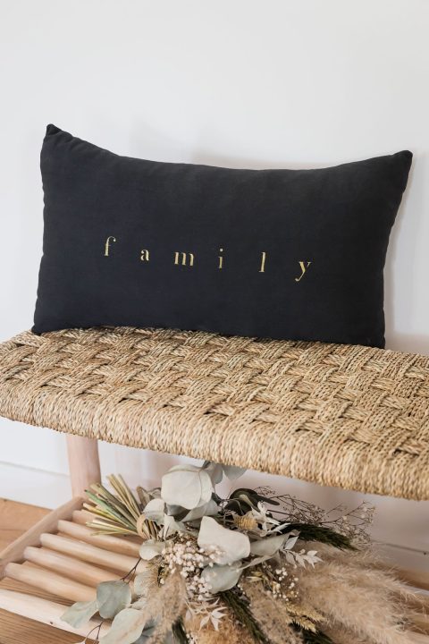 Coussin carbone en lin ancien avec motif Family Or