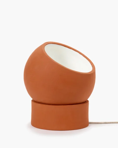 Lampadaire Low Terracotta – Collection Terra Light par Lauren Van Driessche