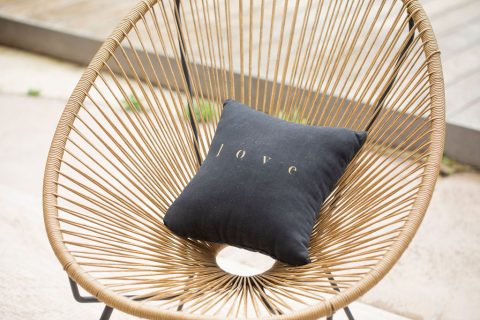 Coussin carbone en lin ancien avec motif Love Or 